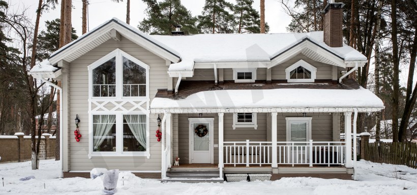 Белый деревянный дом