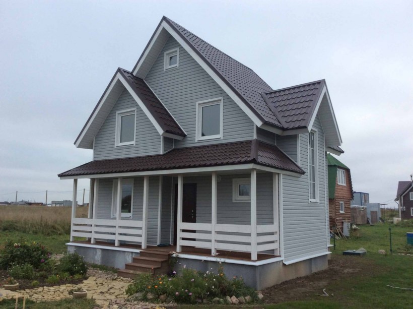 Каркасный дом с коричневой крышей