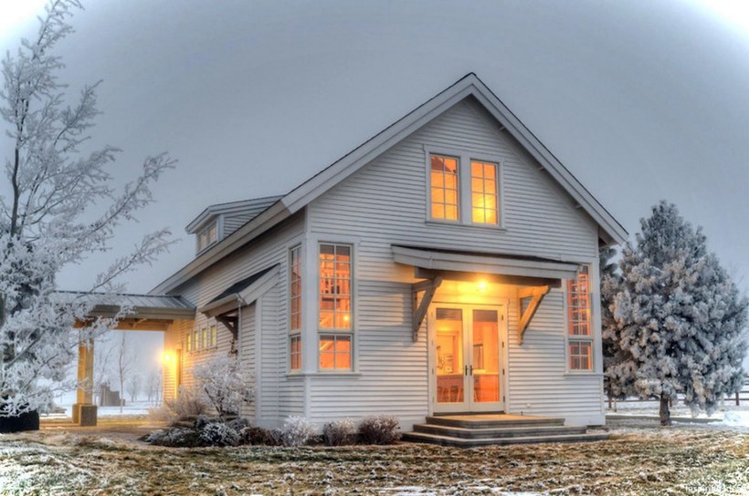 Загородный дом белого цвета