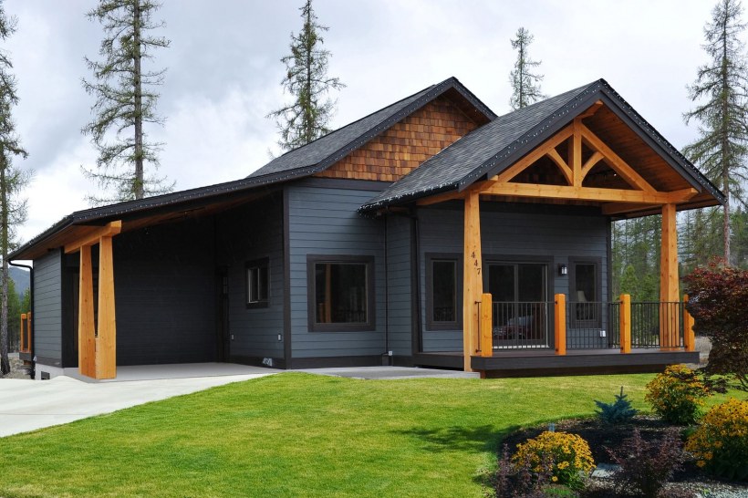 Черный одноэтажный дом