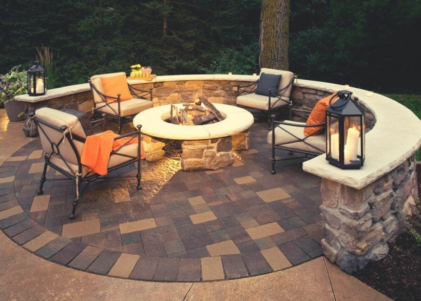 Зона патио с кострищем