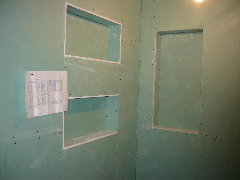 Ниша с полками в ванной