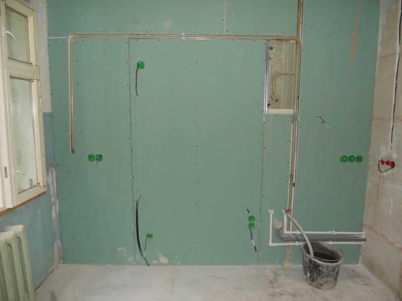 Зашивка труб на кухне