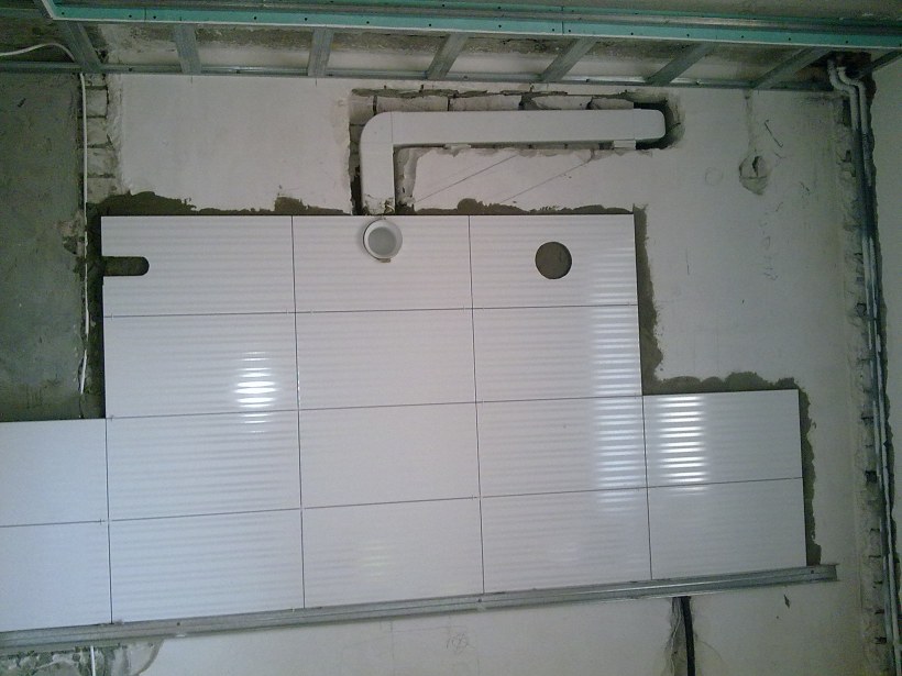 Встроенная полка в ванной