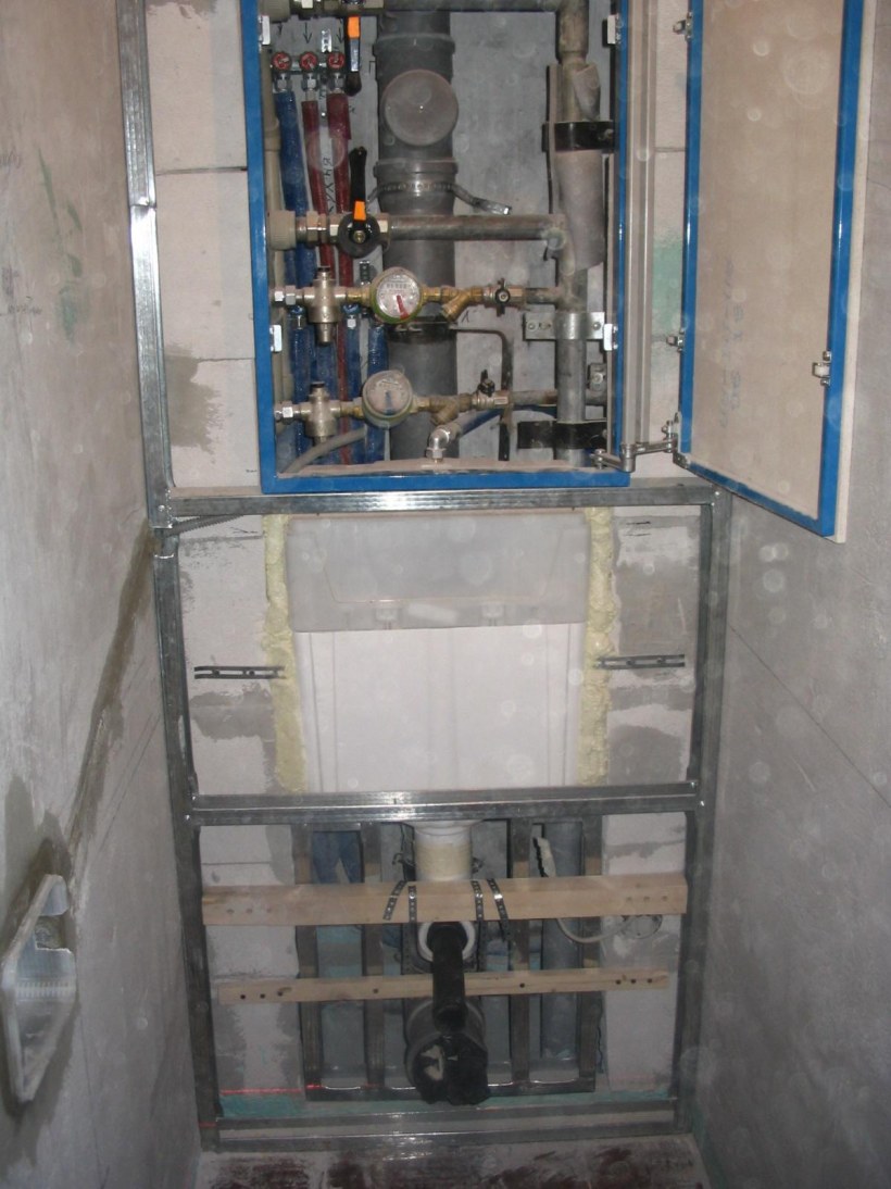 Короб на стене