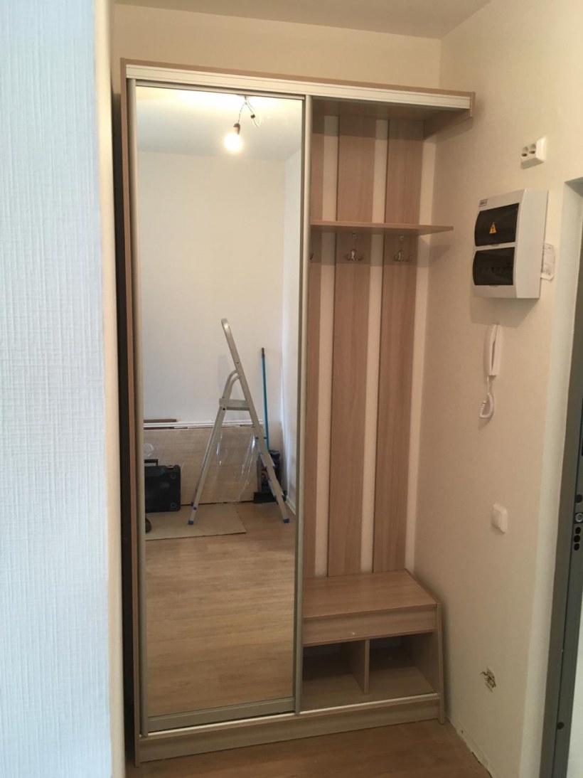 Узкий шкаф в прихожую