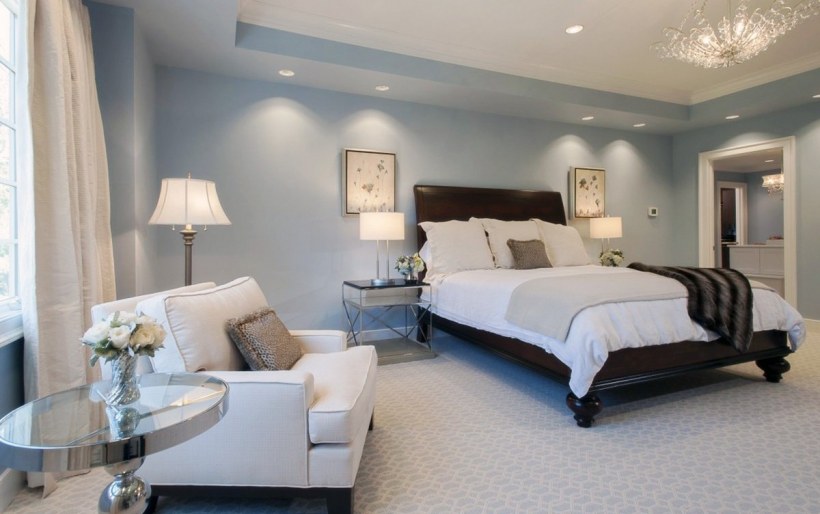 Спальня с голубыми стенами и коричневой мебелью