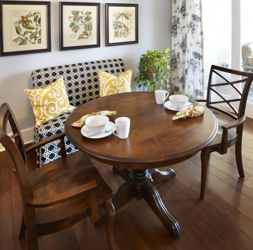 Декор стены в обеденной зоне