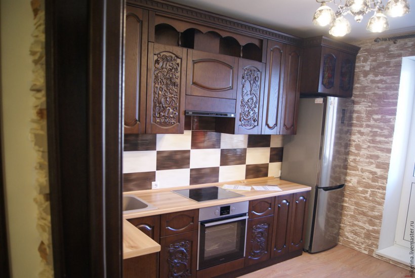 Кухня с резьбой