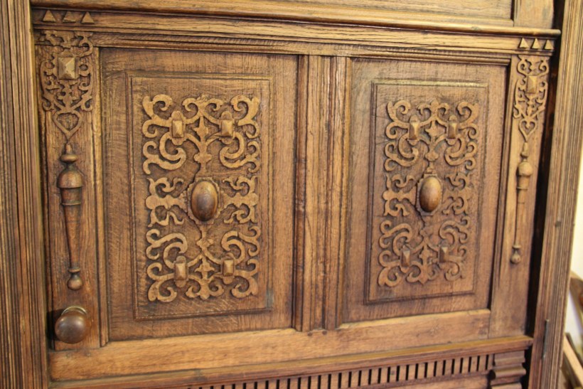 Фасады резных буфетов