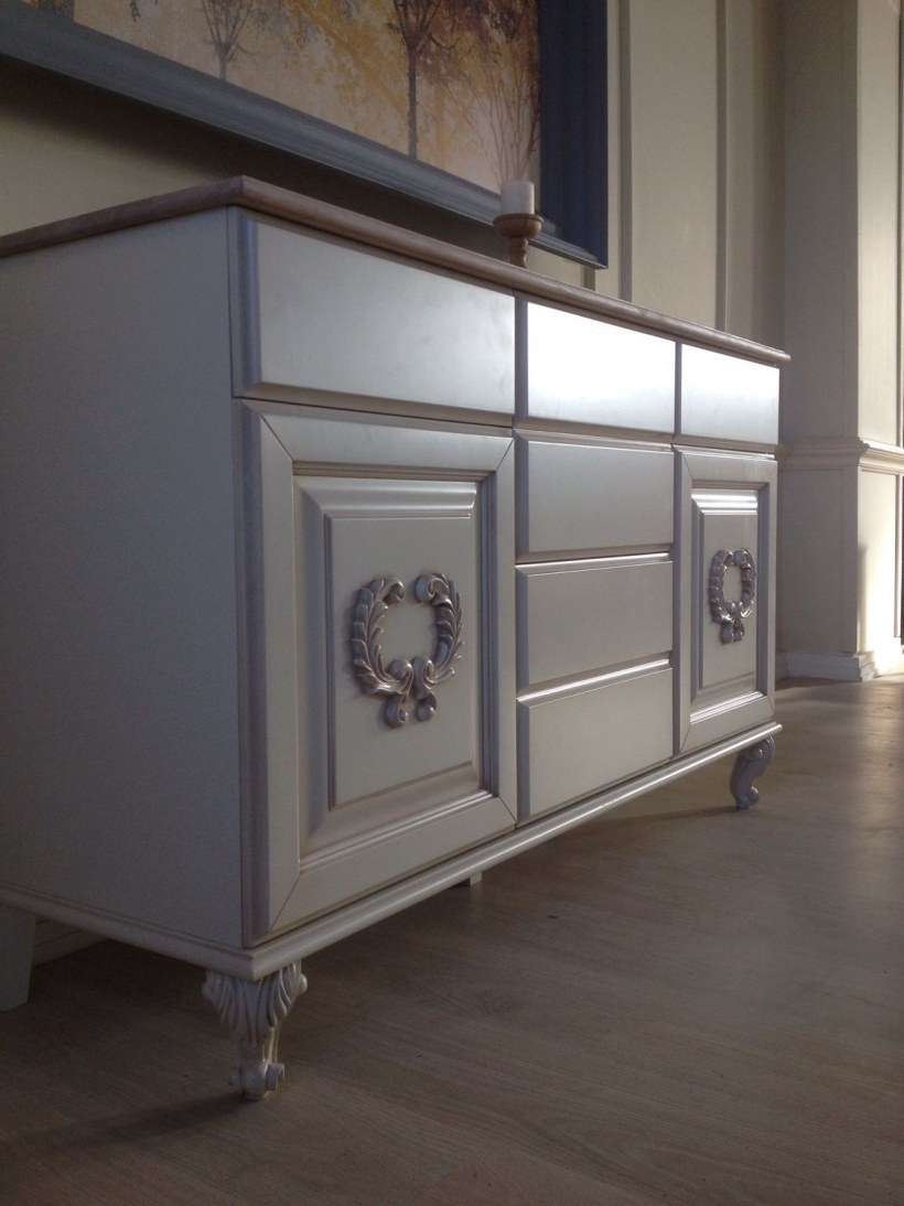 Комод с резным фасадом