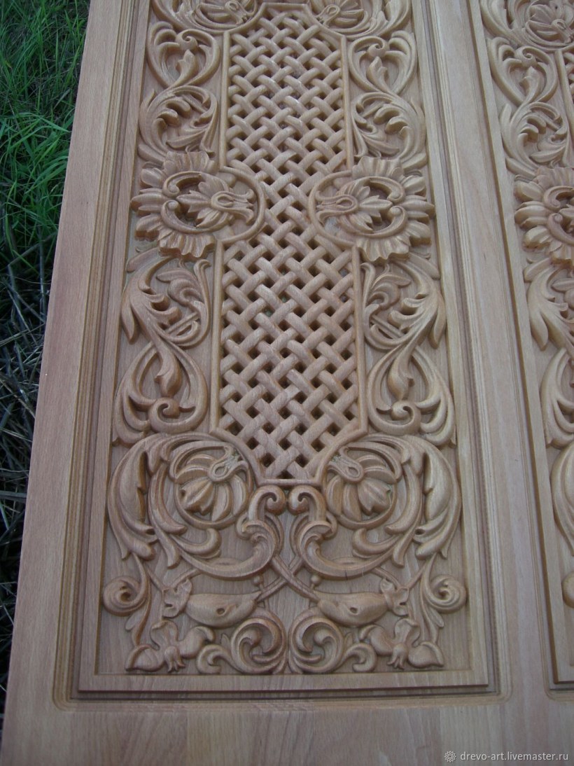 Комод на резных ножках