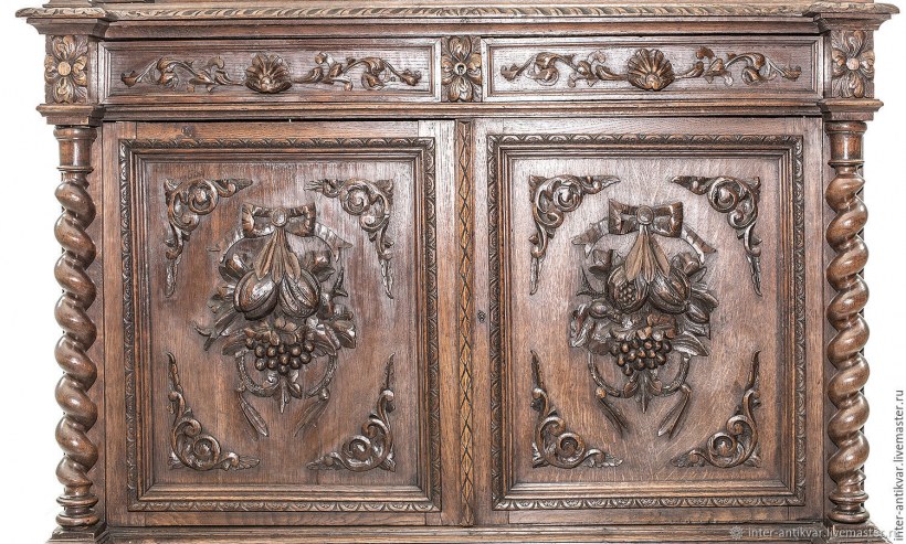 Комод на резных ножках