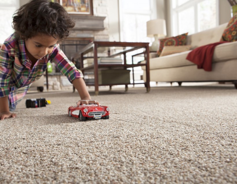 Ребенок на ковре