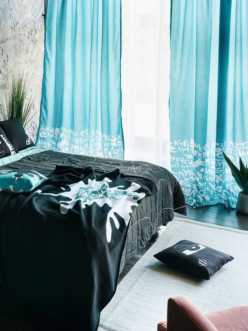 Бирюзовые шторы в интерьере