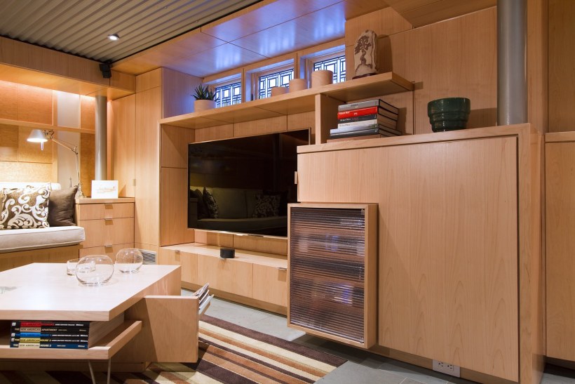 Комната с баром и бильярдом