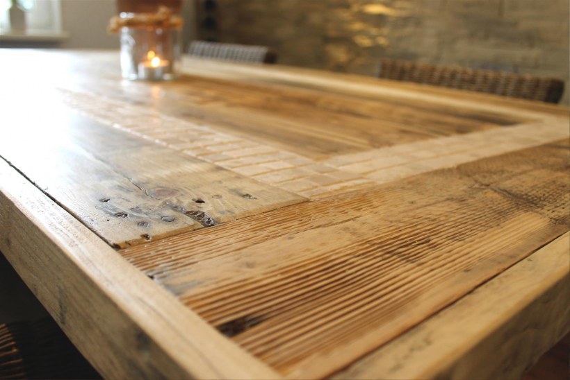 Деревянный стол вид сверху