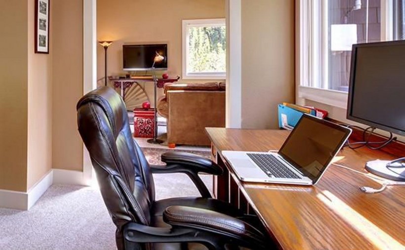 Аккуратное рабочее место в офисе