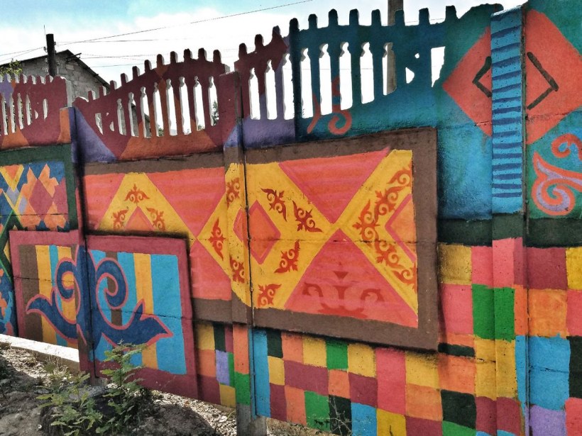 Роспись бетонного забора