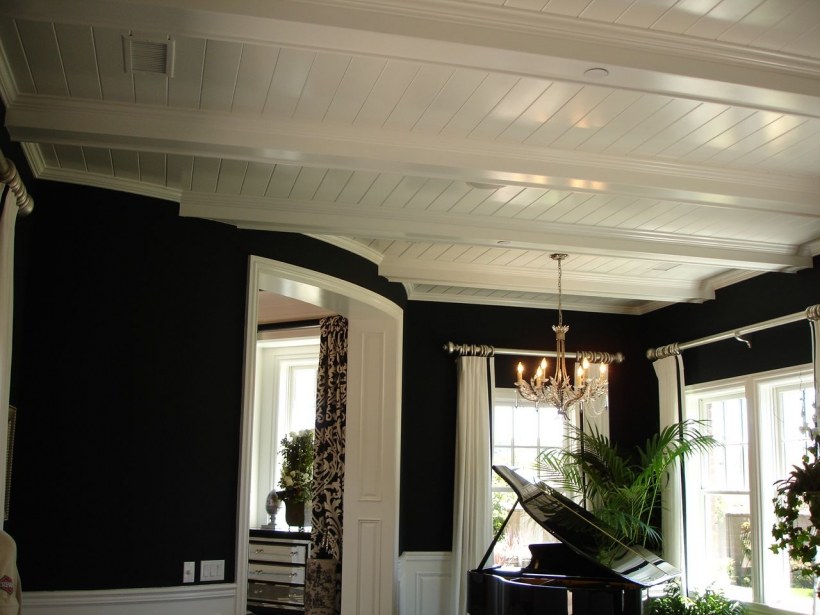 Натяжной потолок с балками в частном