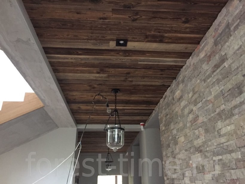 Потолок из деревянной вагонки