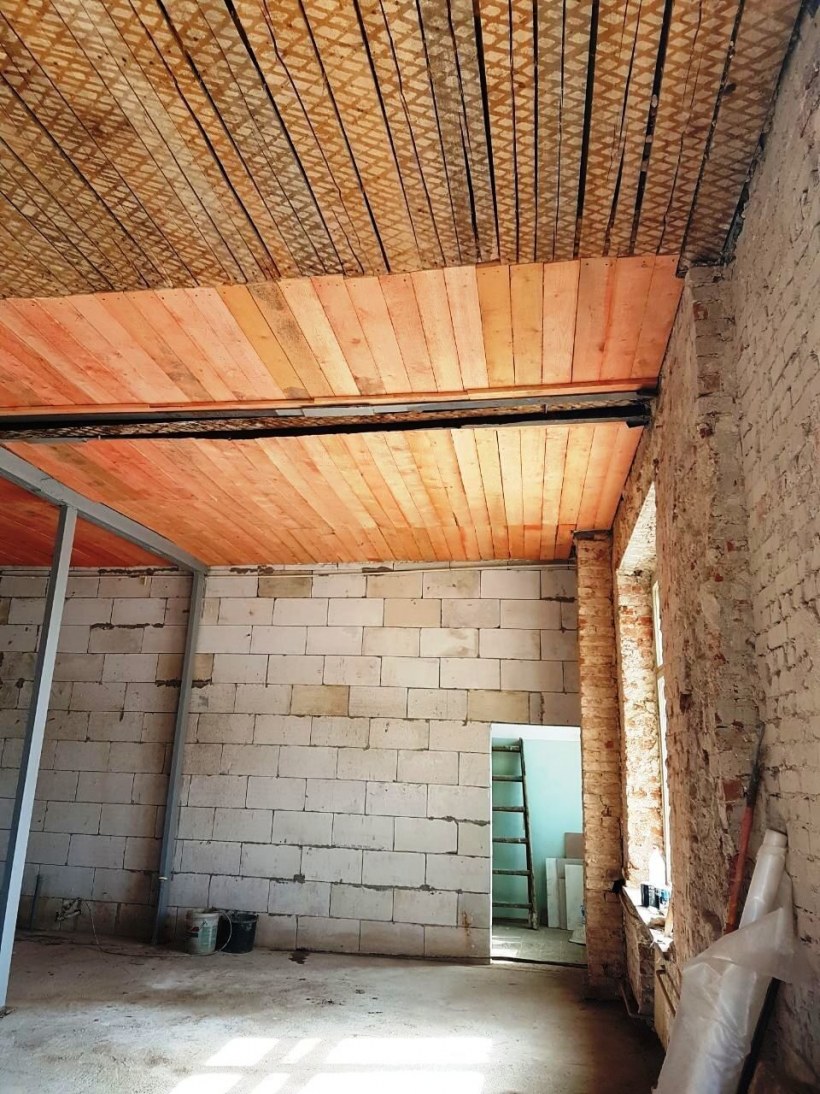 Обшивка чернового потолка