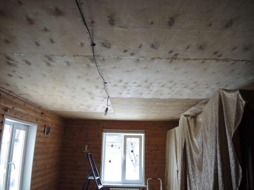 Натяжной потолок в деревянном доме