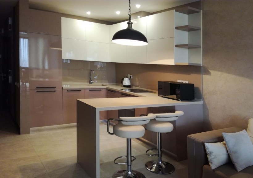 Кухня с барной стойкой и диваном