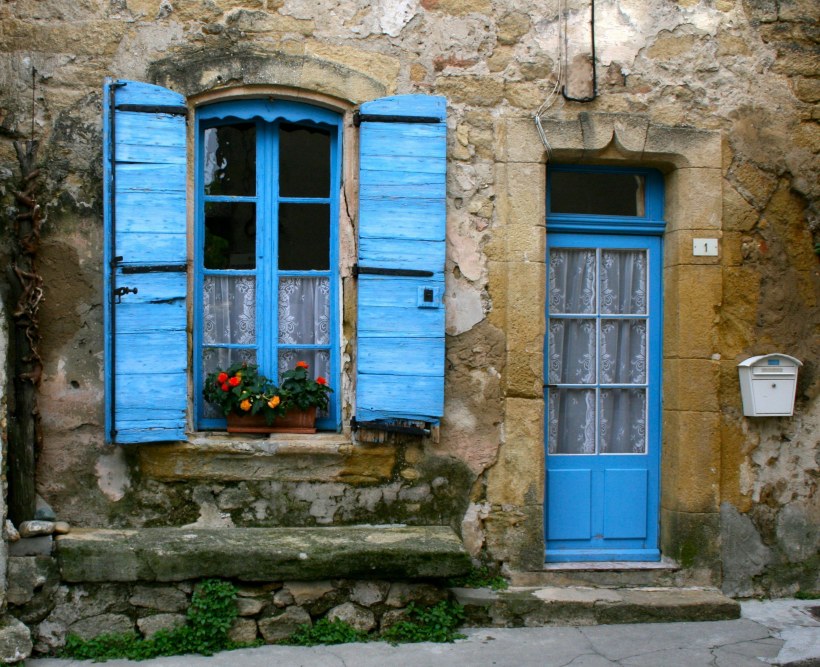 Дом с синими ставнями