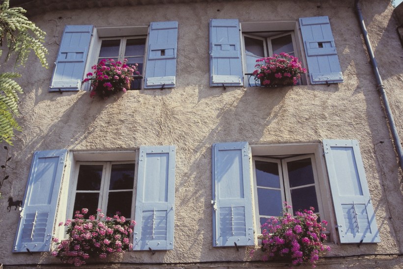 Дом со ставнями в стиле Прованс