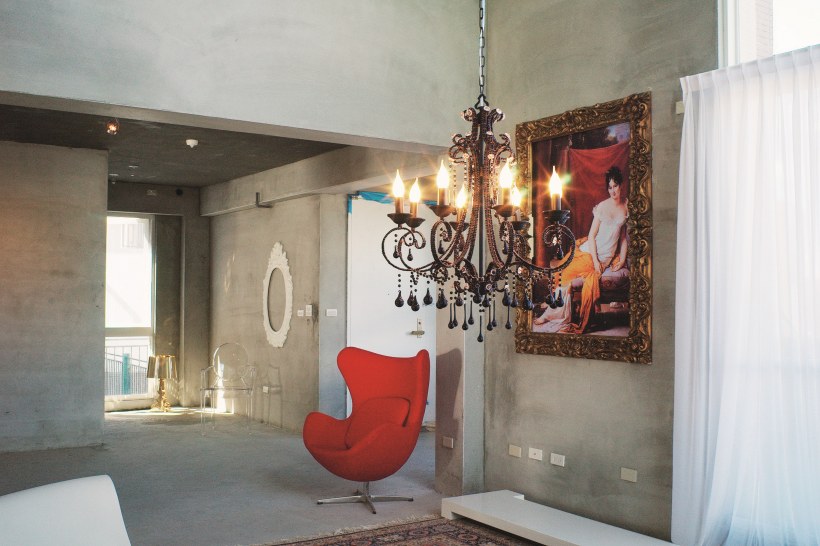 Бетон и лепнина в интерьере лофт