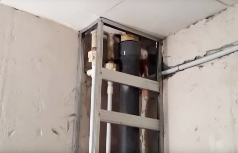 Труба к счетчикам в туалете