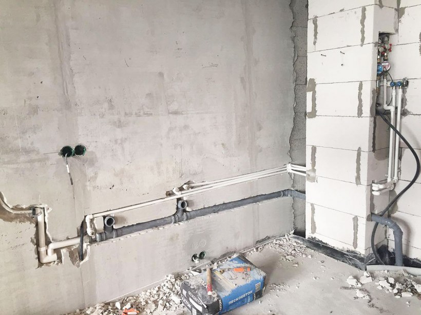 Штробы под трубы Рехау