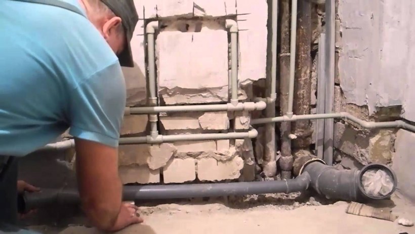 Разводка труб за унитазом