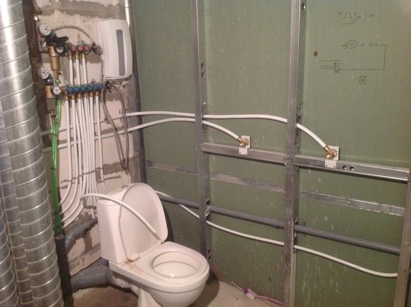 Скрытая подводка труб в ванной