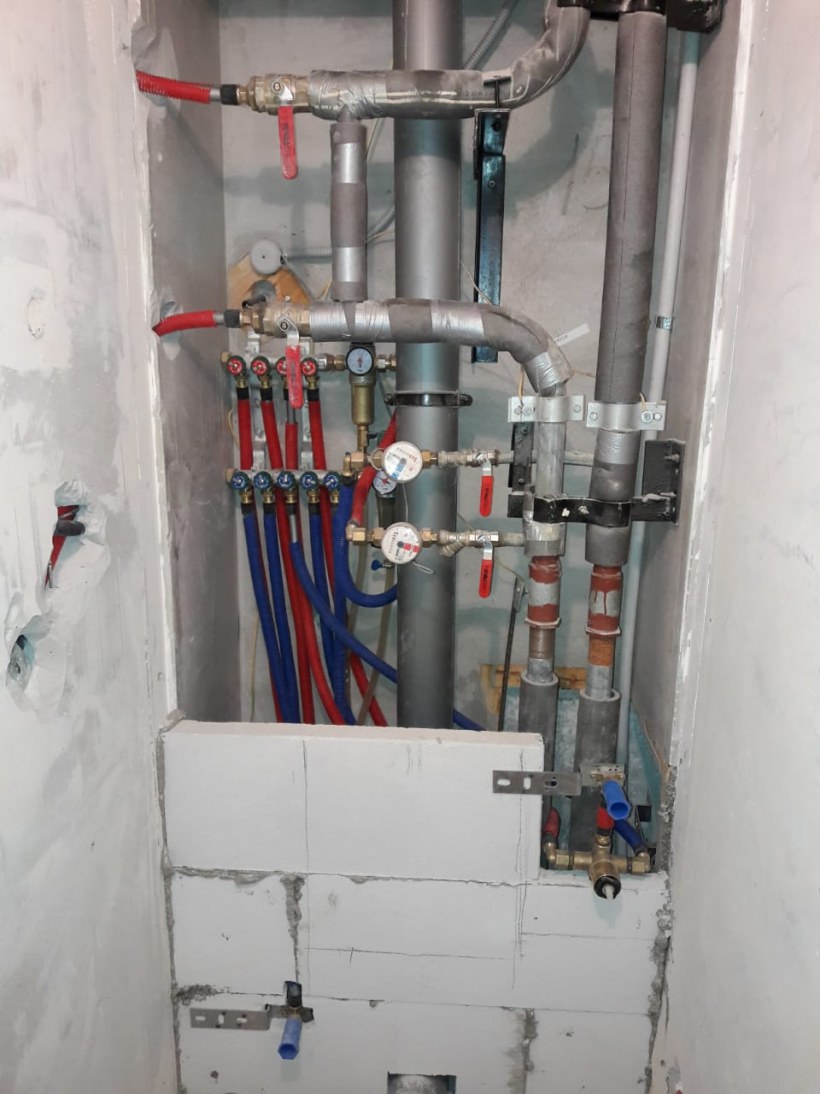 Канализационные трубы в санузле