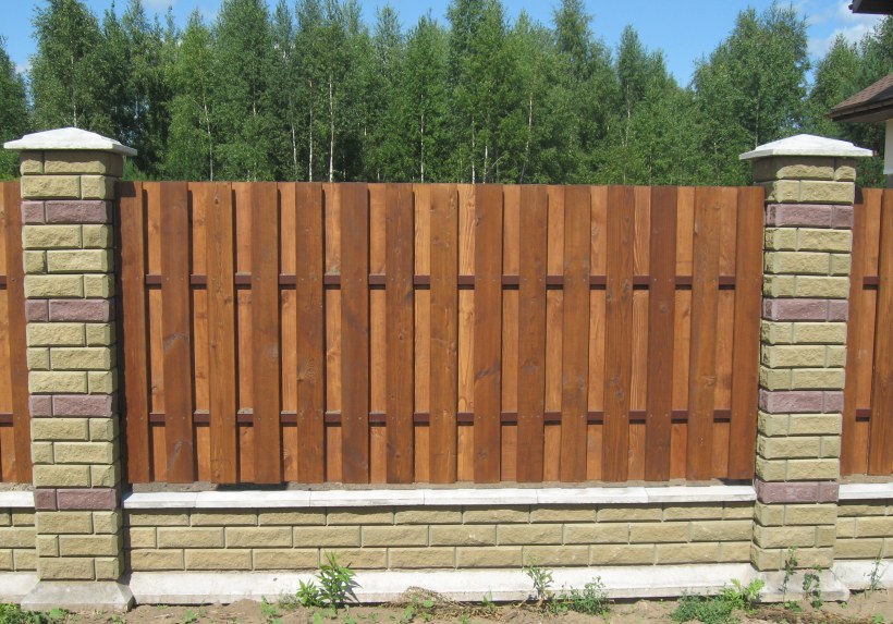 Красивый деревянный забор