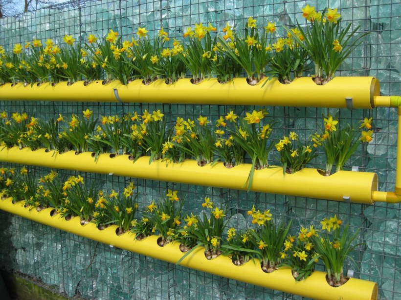 Вертикальная грядка из трубы