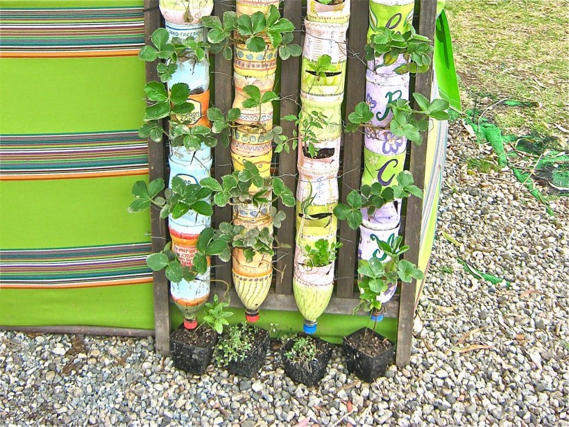 Вертикальная клумба из бутылок