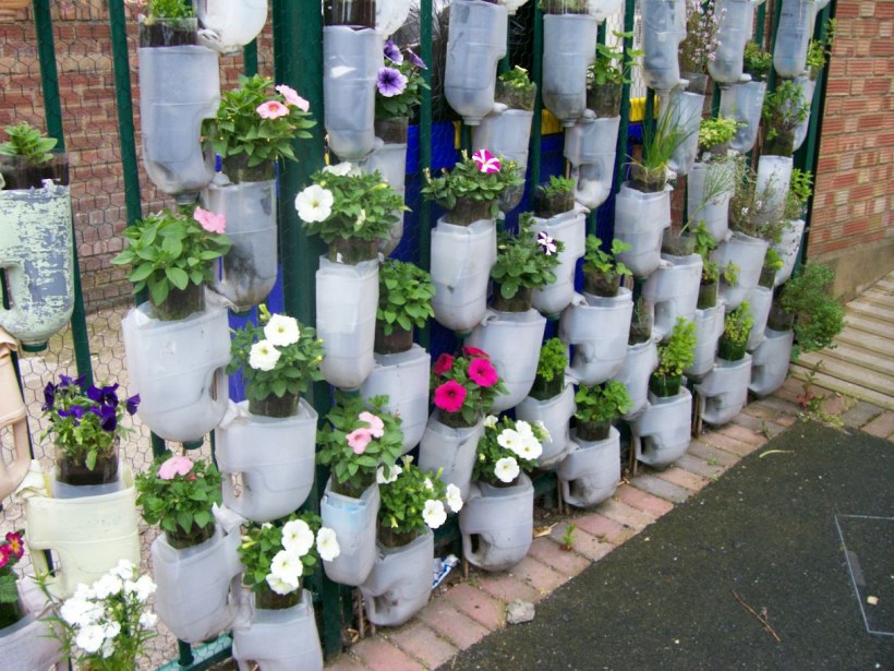 Подвесные клумбы из бутылок