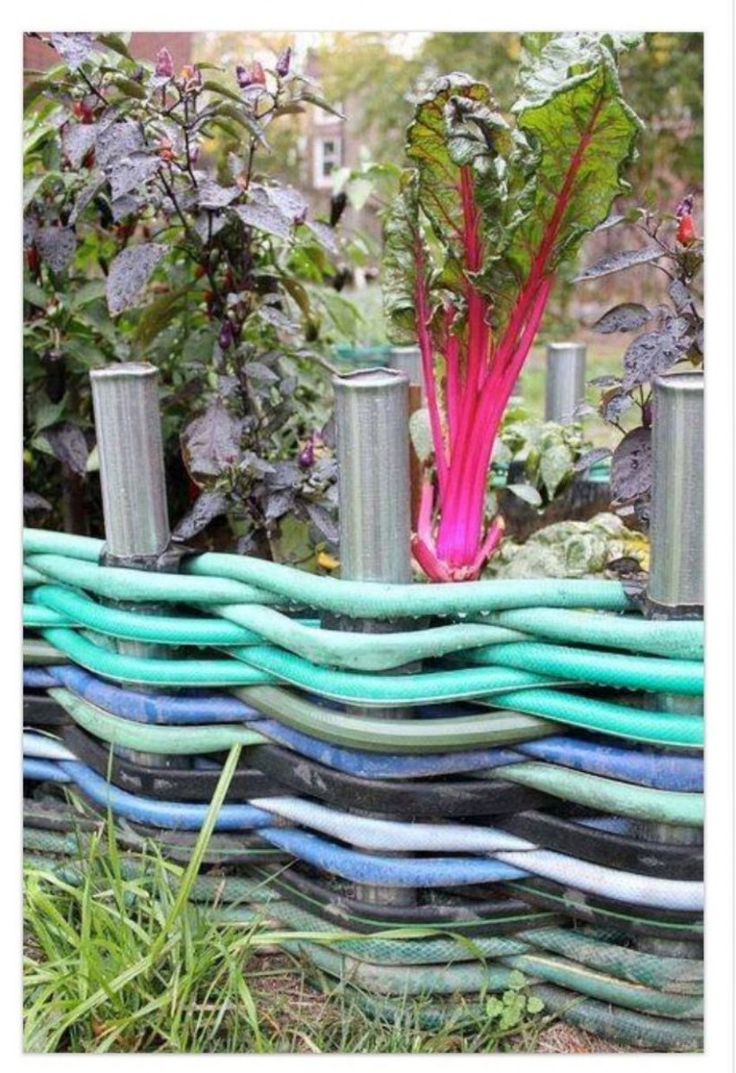 Заборчик из старого шланга