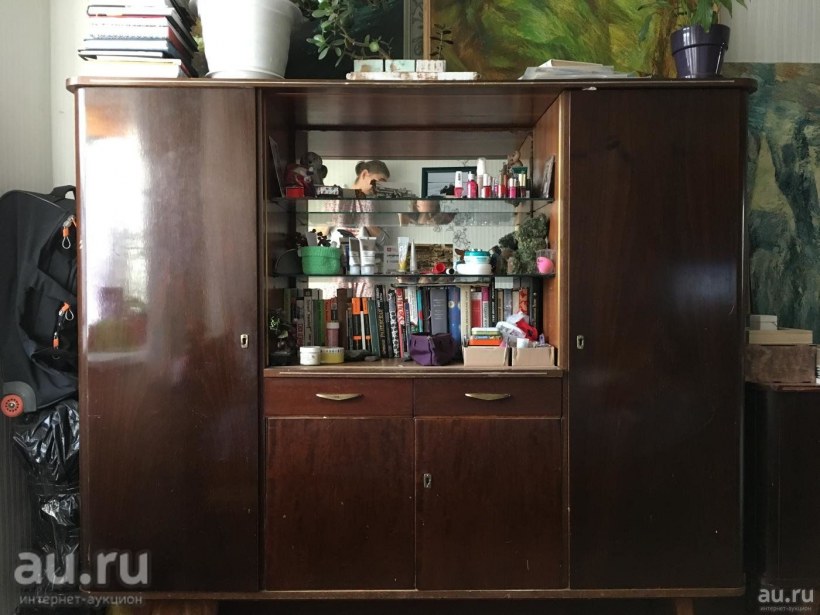 Сервант с фарфором