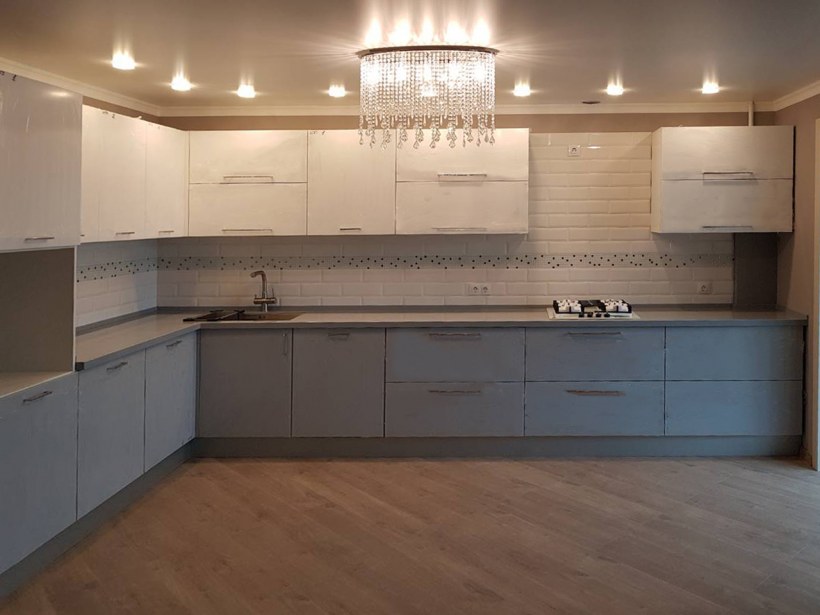 Яркая кухня в современном стиле