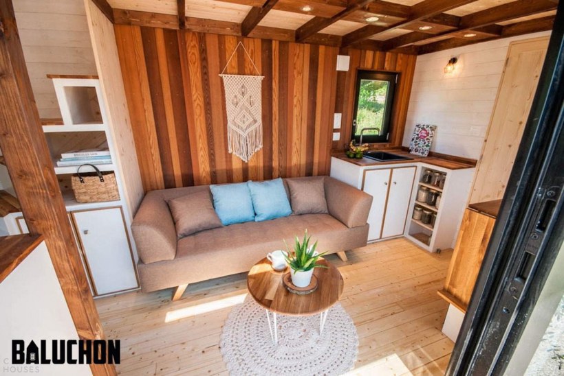 Тини Хаус на колесах внутри