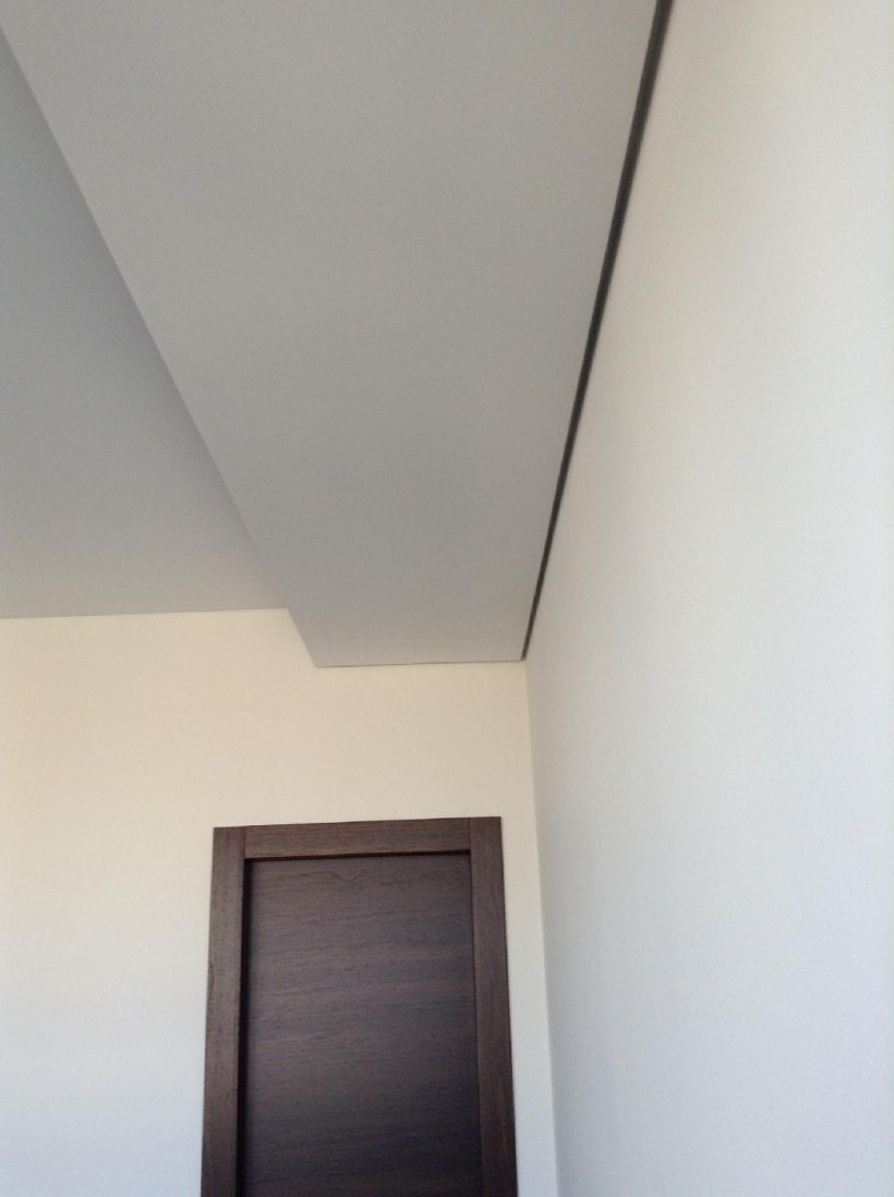 Натяжной потолок с теневым профилем фото