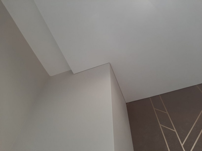 Теневой натяжной потолок с подсветкой