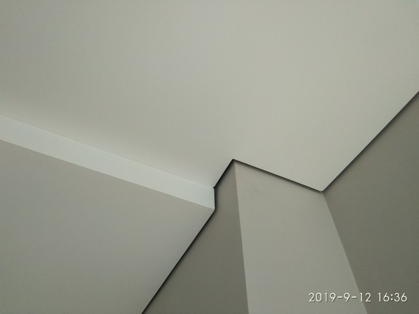Натяжной потолок с теневым профилем фото