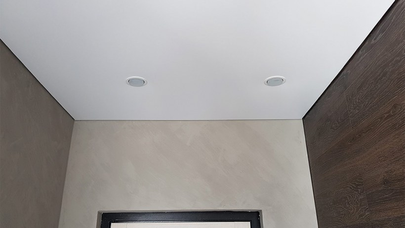 Стык люстры с потолка