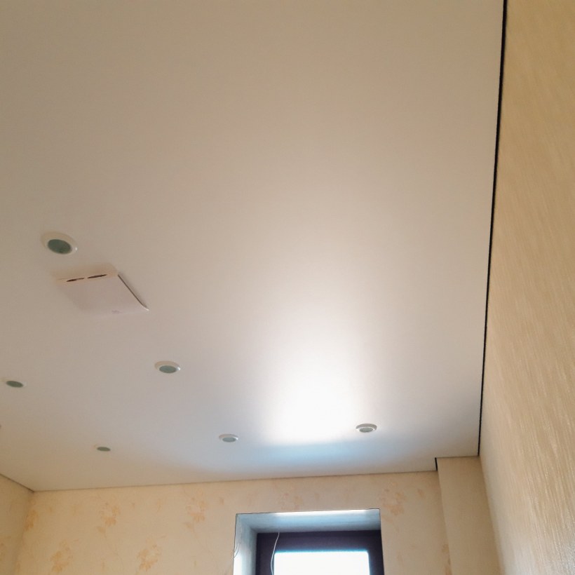 Бесщелевое примыкание натяжного потолка