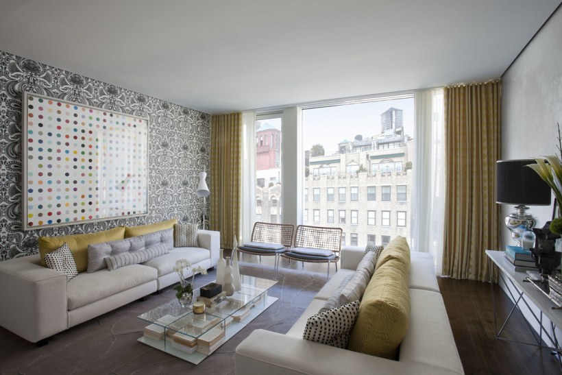 Серые обои компаньоны в гостиной